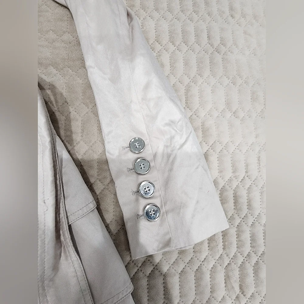 Women's trench coat, brand Charles Klein, size M, color‎ pearl white.